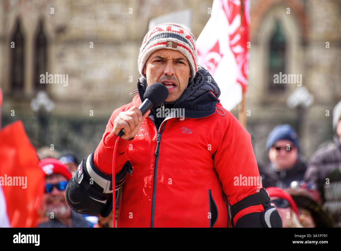 Ottawa, Kanada - 9. März 2025: Der Comedian und Schauspieler Shaun Majumder spricht bei der Elbows Up-Veranstaltung vor der Menge, um Kanada zu feiern und seine Souveränität zu bekräftigen. Es gab viele Anzeichen, die die Unterstützung Kanadas zeigen und die US-Zölle und Trumps Drohung, Kanada zu beschwören, verurteilen. Majumder zog nach Kanada zurück, nachdem er jahrelang in den USA gelebt hatte. Stockfoto