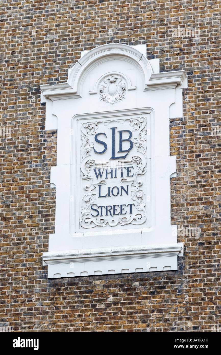 Eine große Tafel mit der Aufschrift „LSB White Lion Street“ an der Seite der ehemaligen Penton Primary School in Islington, London, Großbritannien. Stockfoto
