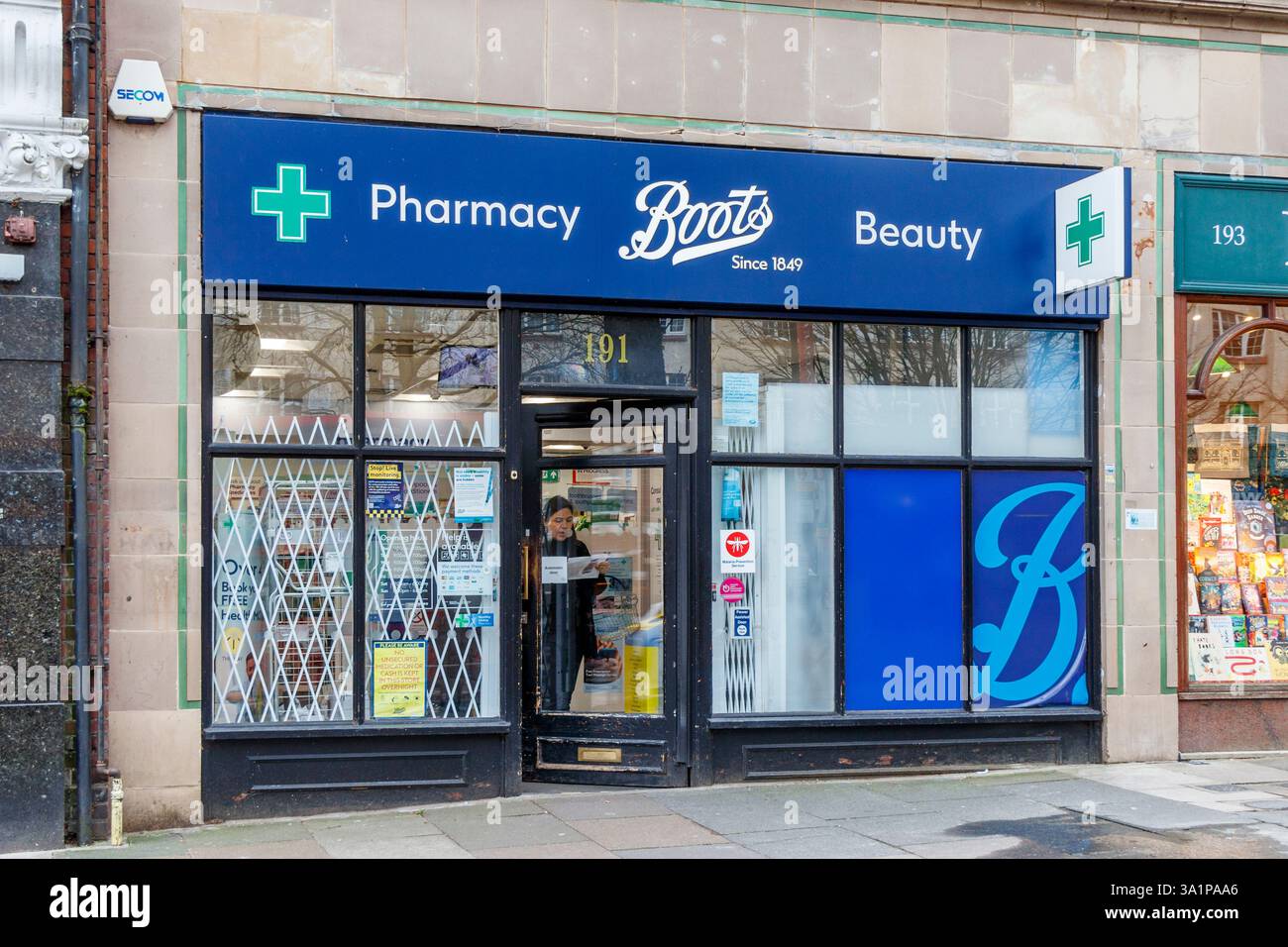 Eine Filiale der Boots-Apotheke am Haverstock Hill im Belsize Park, London, Großbritannien Stockfoto