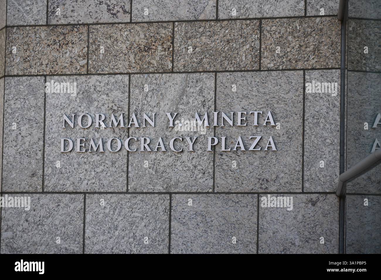 LOS ANGELES, KALIFORNIEN - 8. März 2025: Das Norman Mineta Democracy Plaza-Schild im Japanese American National Museum in Little Tokyo. Stockfoto