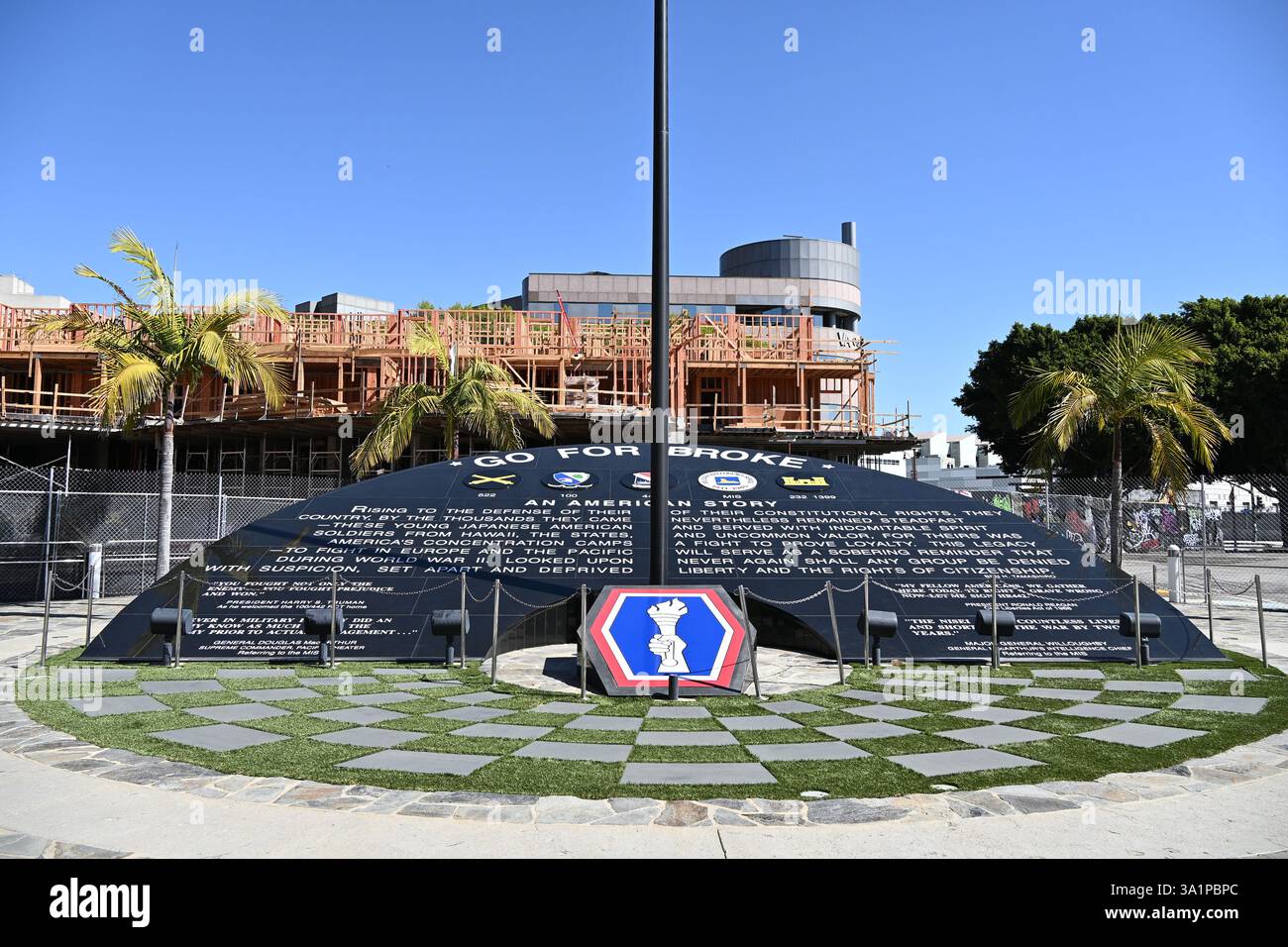 LOS ANGELES, KALIFORNIEN - 8. März 2025: Go for Broken Plaza Memorial zu Ehren des 442. Regimentskampfteams, einer Armeeeinheit, die aus Japan-Amerika besteht Stockfoto