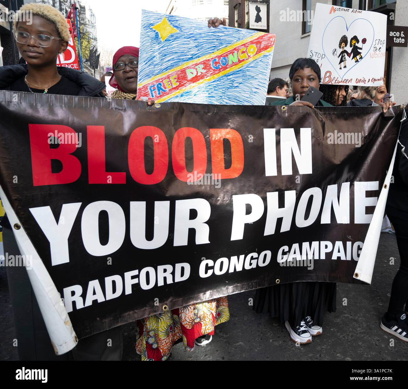 Internationaler Frauentag 2025, Central London. März und Rally organisiert von Million Women Rise. Kongolesische Frauen. Stockfoto