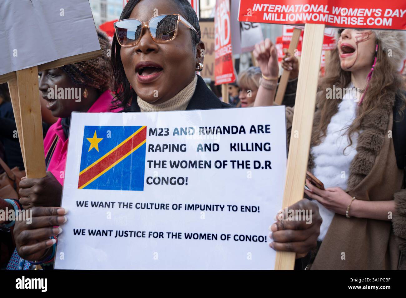 Internationaler Frauentag 2025, Central London. März und Rally organisiert von Million Women Rise. Kongolesische Frauen. Stockfoto