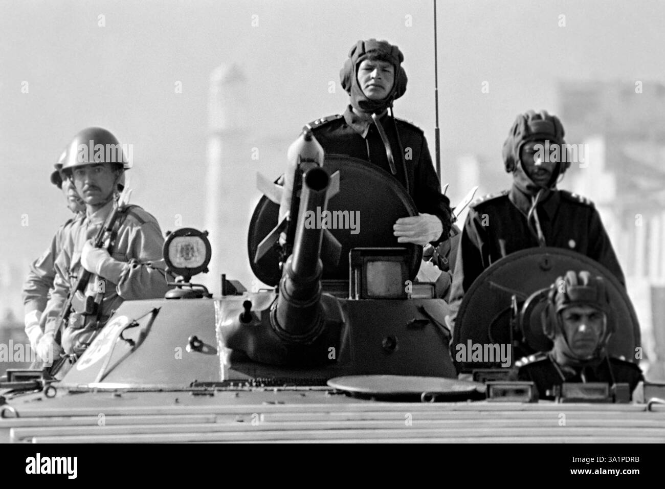 Afghanische Soldaten parieren am Rezensionsstand während der Feierlichkeiten zum 11. Jahrestag der Saur-Revolution am 26. April 1989 in Kabul Afghanistan vorbei. Die Parade wurde um einen Tag vorangebracht, weil sie Angst vor einem Angriff afghanischer Mudschaheddin-Rebellen hatte. Stockfoto