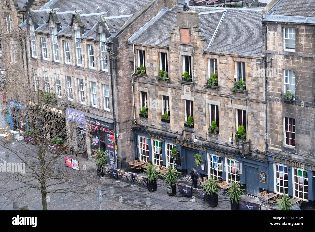 Gebäude im Grassmarket, einem historischen Marktplatz in der Altstadt von Edinburgh, Schottland Stockfoto