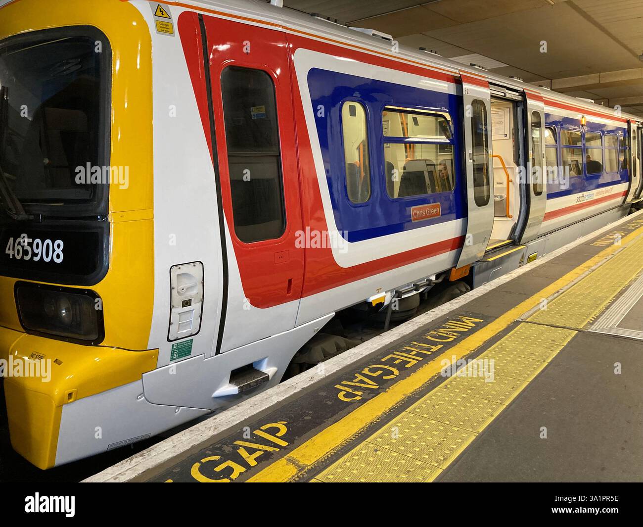 Der Zug der Southeastern Railways wurde zur Feier des 200-jährigen Bestehens des Personenzügs in Großbritannien in der ursprünglichen Nordostlackierung des Network Southeast restauriert. - Smartphone-aufgenommenes Stockfoto