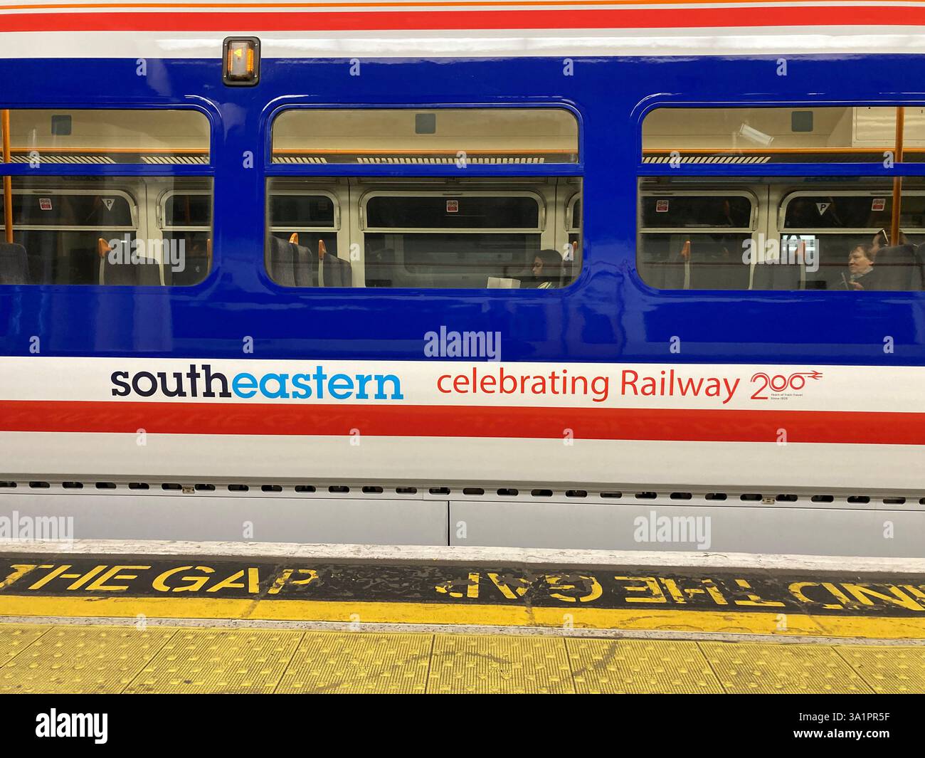 Der Zug der Southeastern Railways wurde zur Feier des 200-jährigen Bestehens des Personenzügs in Großbritannien in der ursprünglichen Nordostlackierung des Network Southeast restauriert. - Smartphone-aufgenommenes Stockfoto