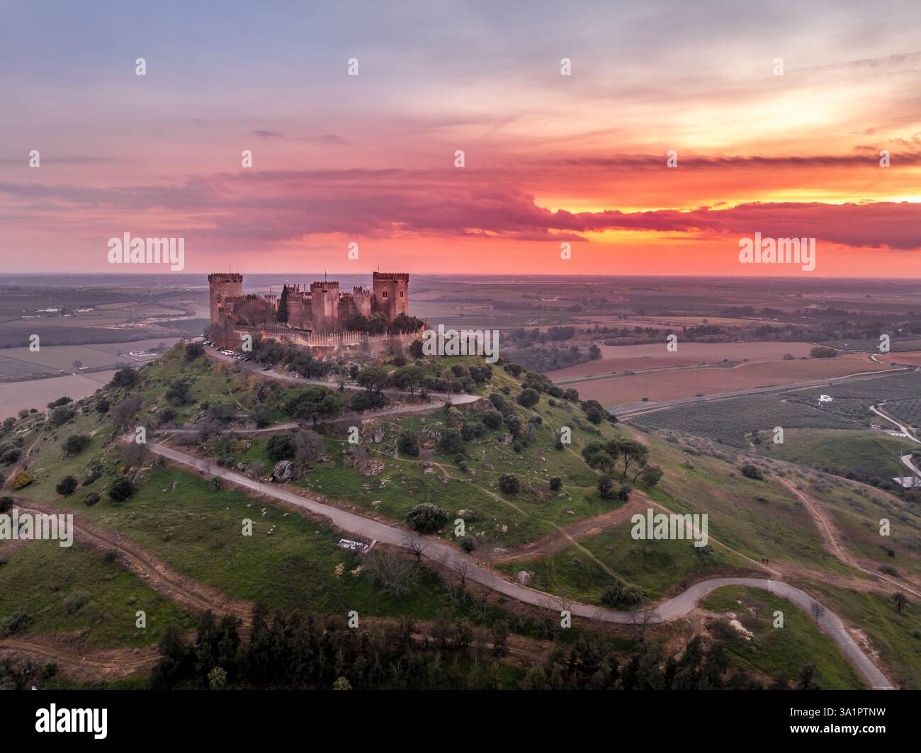 Blick aus der Vogelperspektive auf die Burg Almodovar über Almodovar del Rio Spanien, gotischer Mudéjar-Stil mit restaurierten Türmen, Sonnenuntergang Stockfoto