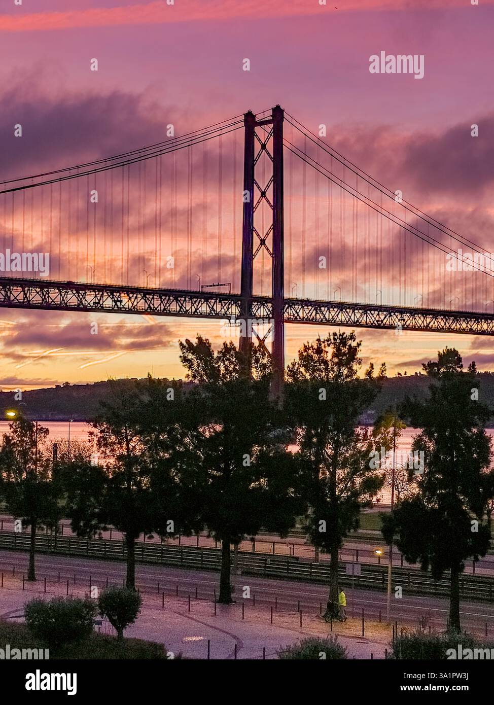 Goldener Sonnenaufgang über der berühmten Brücke 25 de Abril Stockfoto