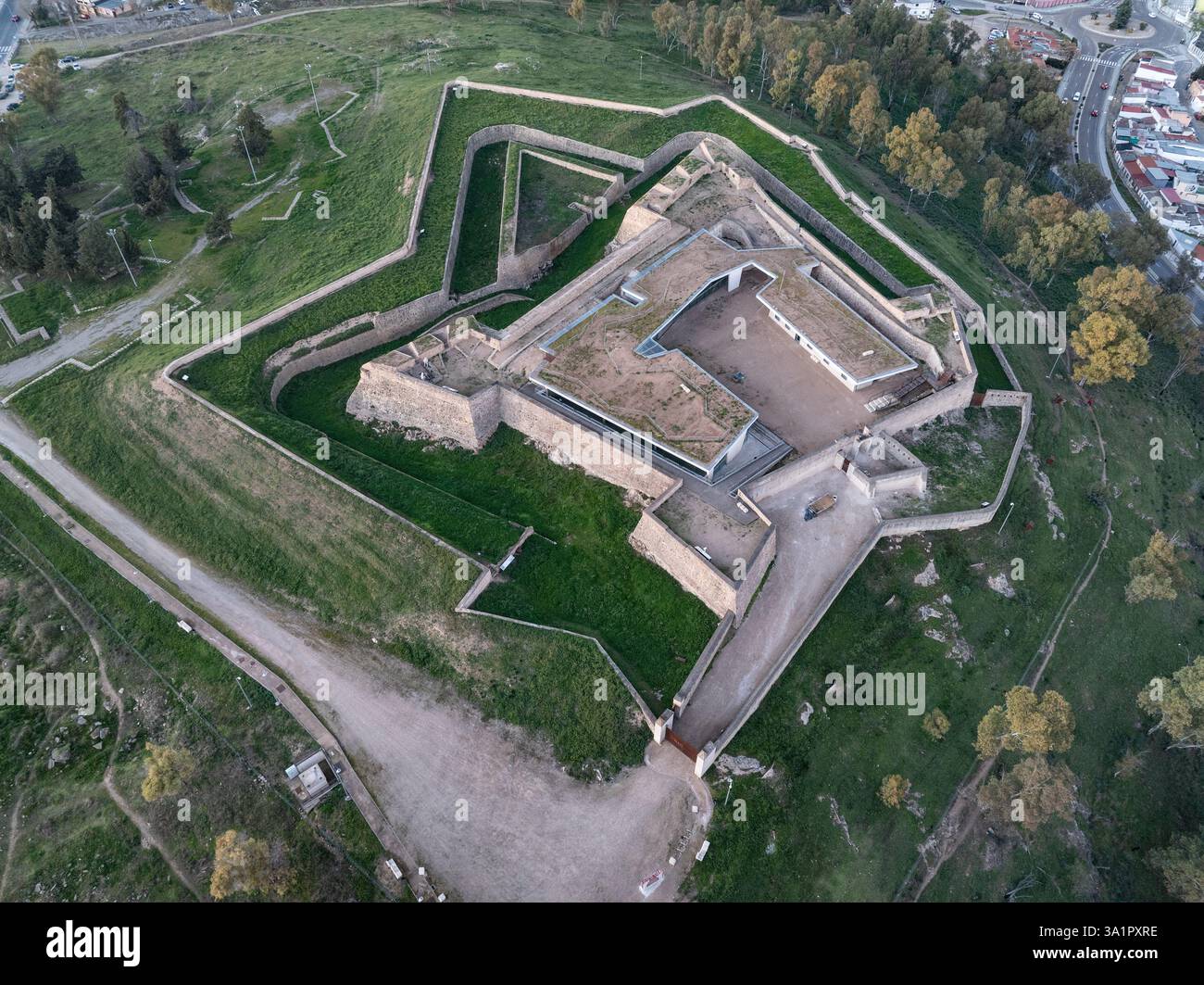 Aus der Vogelperspektive auf Fort San Cristobal in Badajoz, das über der Stadt liegt, mit Graben und Schluchten Stockfoto