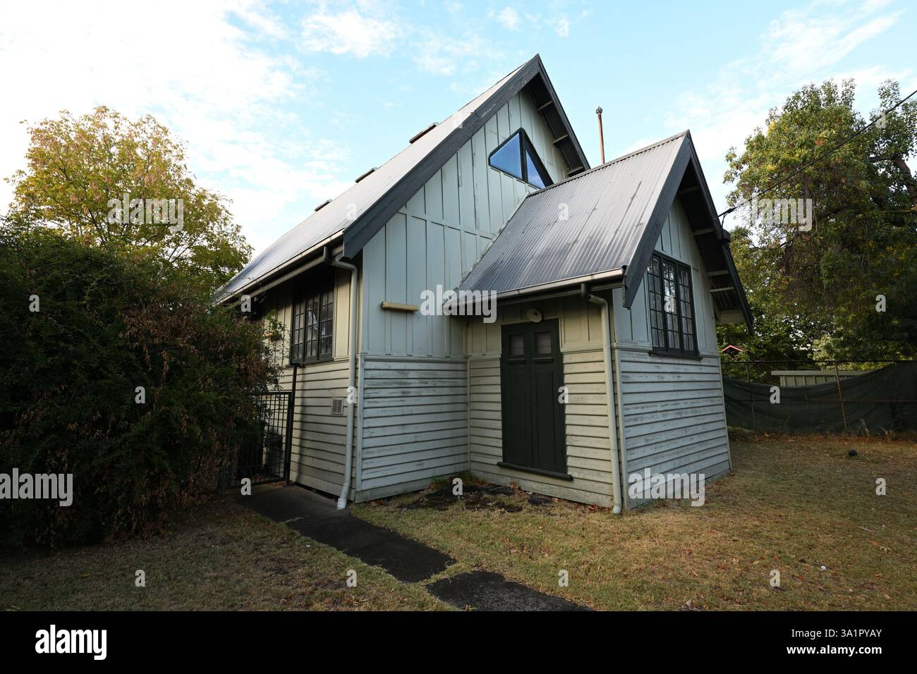 Äußere eines alten hölzernen Kirchensaals, Teil der Elwood Presbyterian Church, auch bekannt als Village Church, am Morgen gesehen Stockfoto