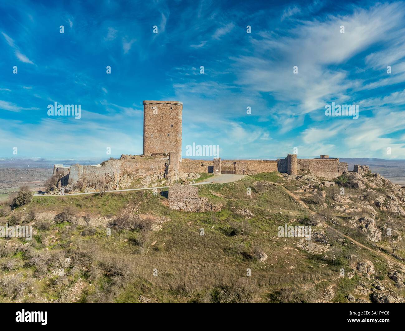Aus der Vogelperspektive auf das Schloss Feria in Spanien, gotische und Mudéjar-Gebäude, einen quadratischen Donjon, einen Hintergrund mit blauem Himmel Stockfoto