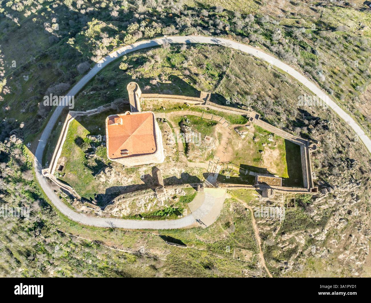 Luftbild auf das Schloss Feria in Spanien, gotische und Mudéjar-Gebäude, quadratischer Donjon, blauer Himmel Hintergrund Stockfoto