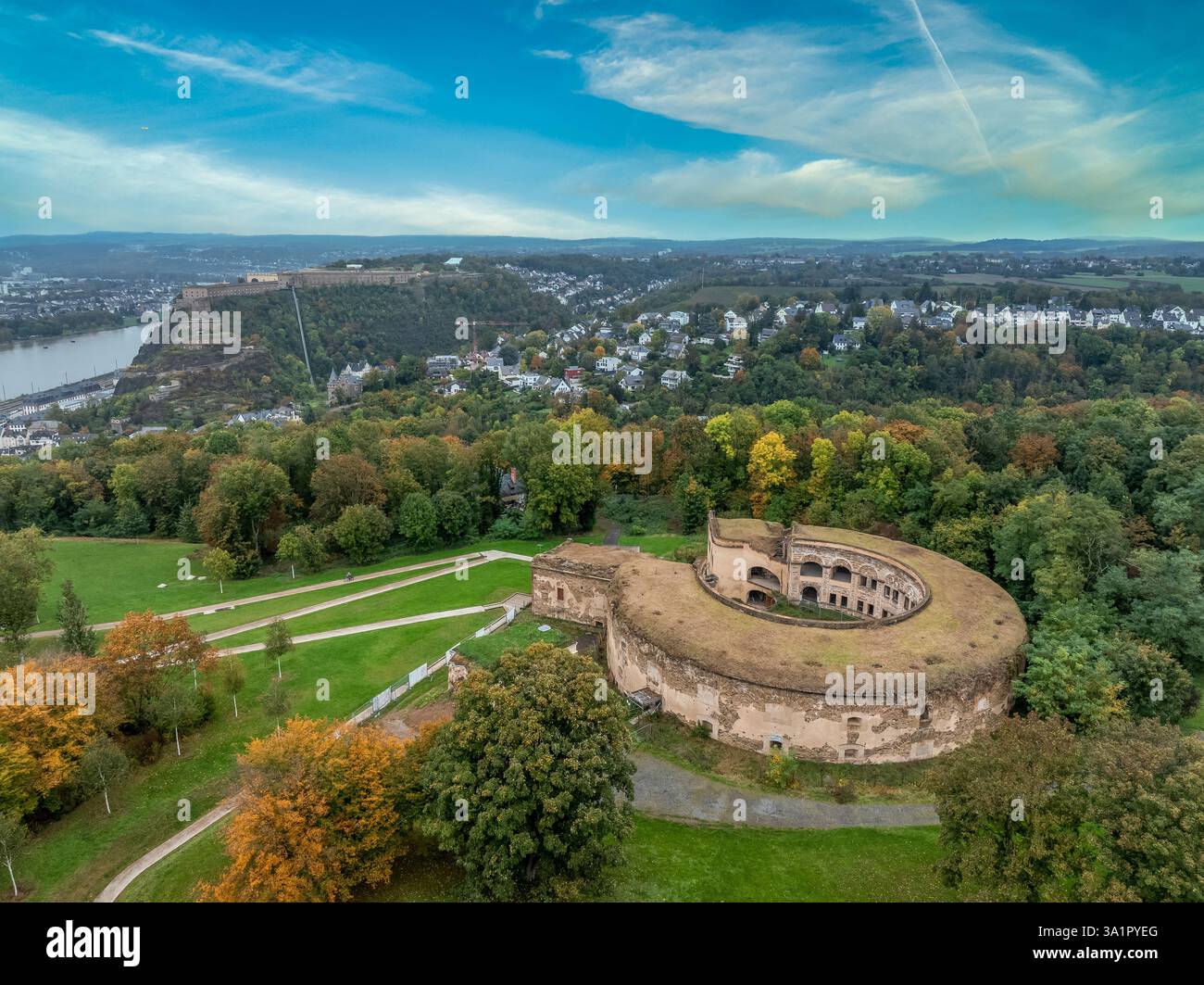 Luftaufnahme des Fort Asterstein in Koblenz, mit der Festung Ehrenbreitstein im Hintergrund Stockfoto