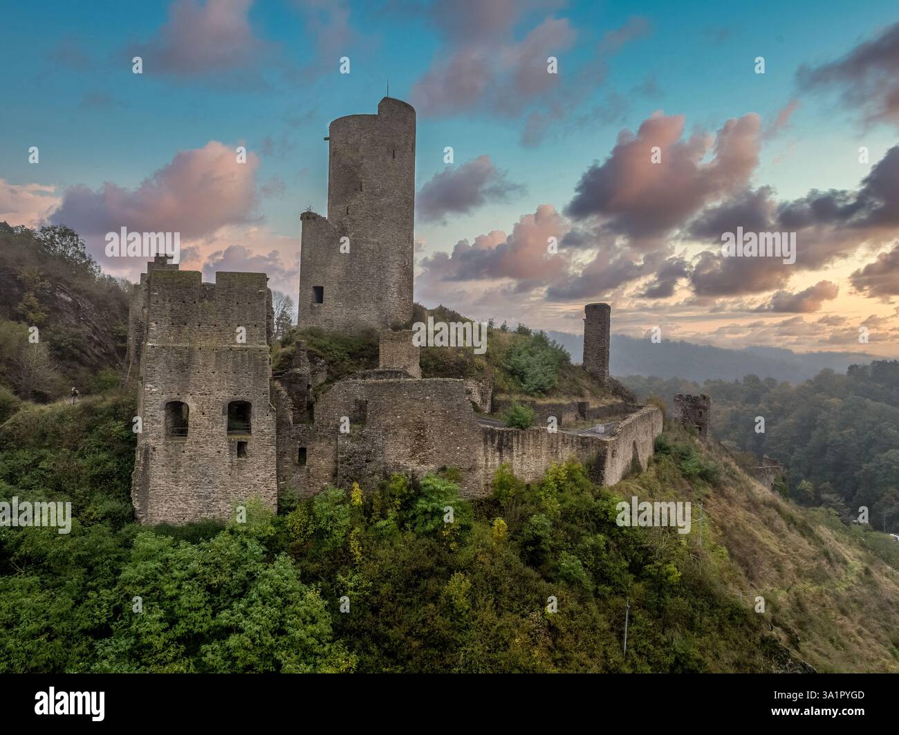 Aus der Vogelperspektive auf das Schloss Philippsburg über Monreal in Deutschland mit dem hohen Sonnenuntergang Stockfoto