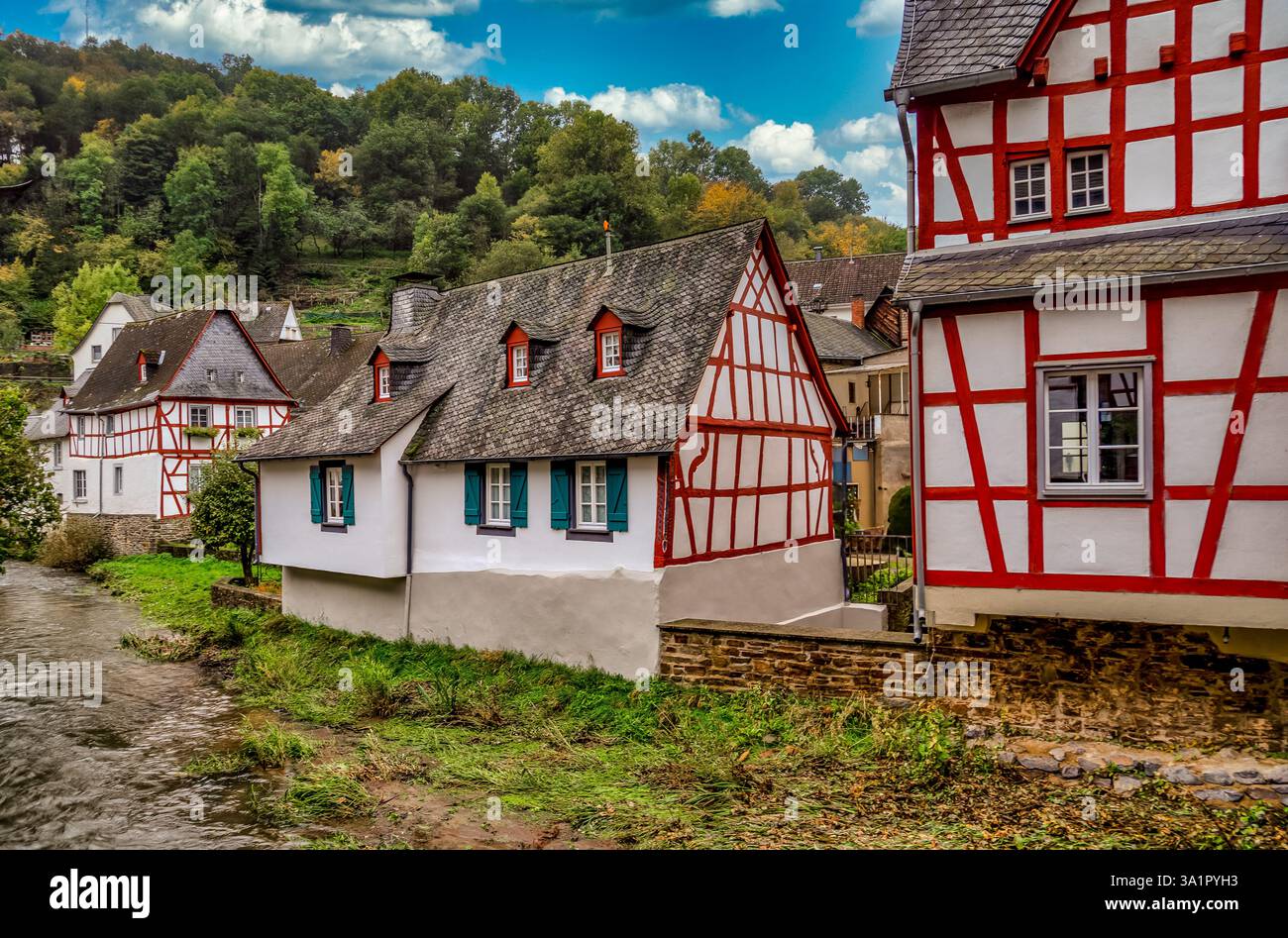 Mittelalterliche rote Fachwerkhäuser im Monreal Deutschland am Elzbach unter der Lowenburg Stockfoto