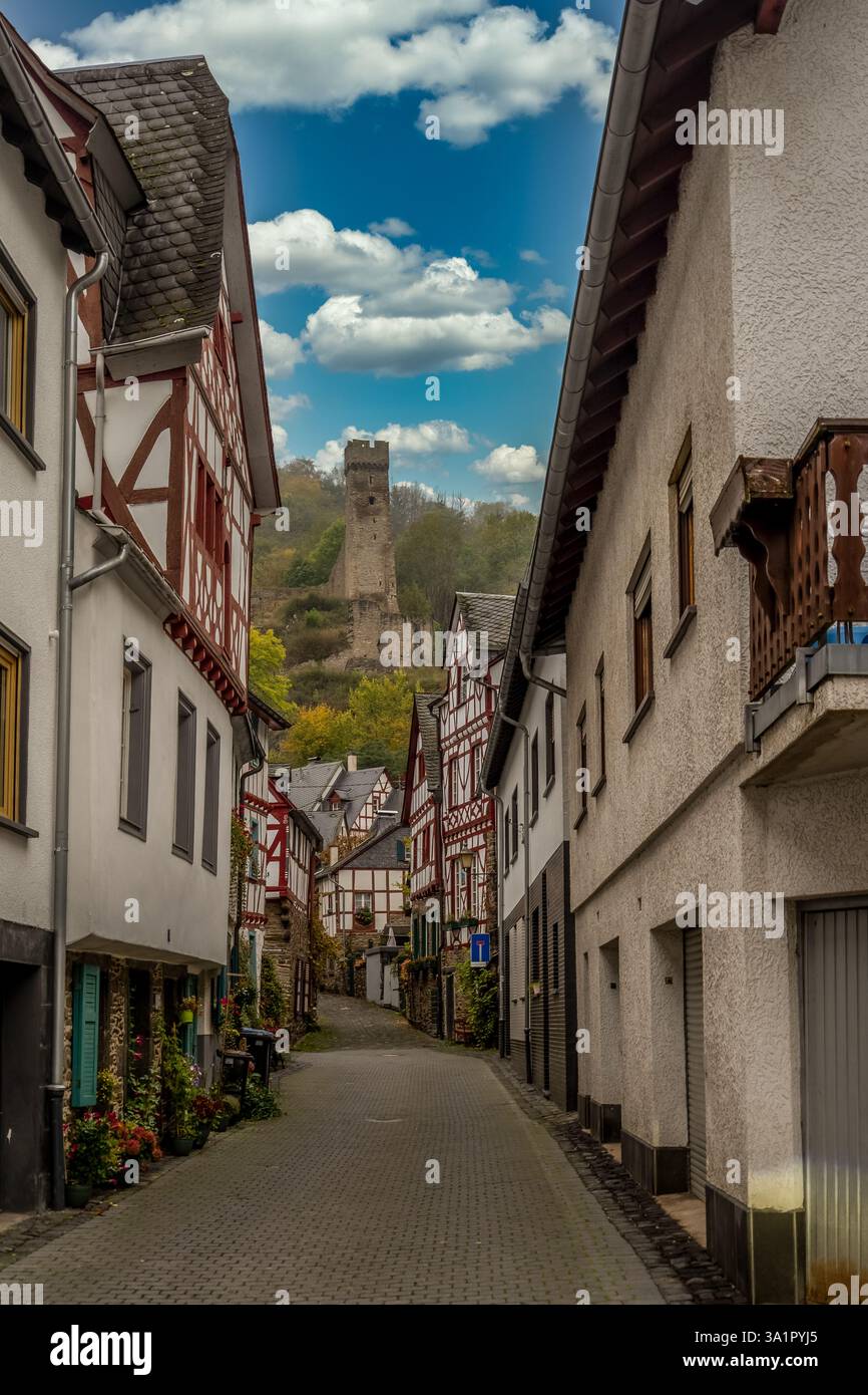 Mittelalterliche rote Fachwerkhäuser im Monreal Deutschland am Elzbach unter der Lowenburg Stockfoto