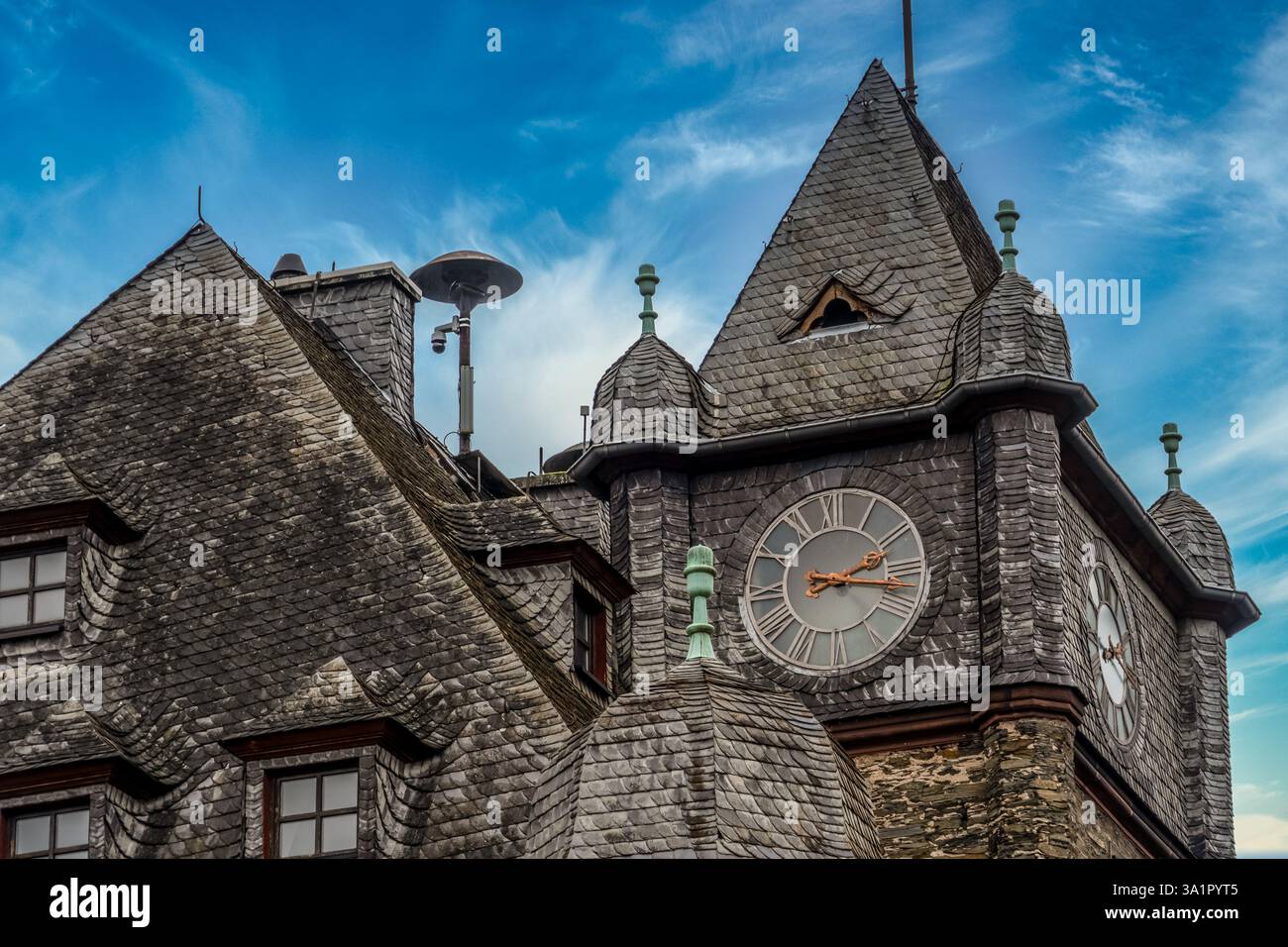 Historischer Rathausturm in Oberwesel mit Uhr und Luftangriffsirene vor blauem Himmel Stockfoto