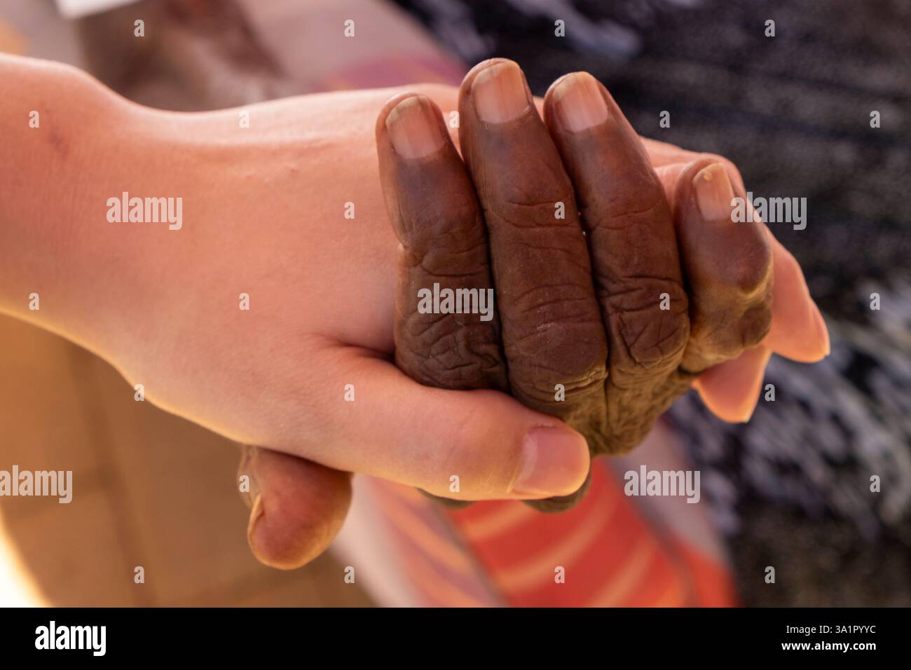 Eine Krankenschwester, die die Hand einer älteren Ureinwohner in einem indigenen Pflegeheim in Alice Springs, Zentralaustralien hält Stockfoto