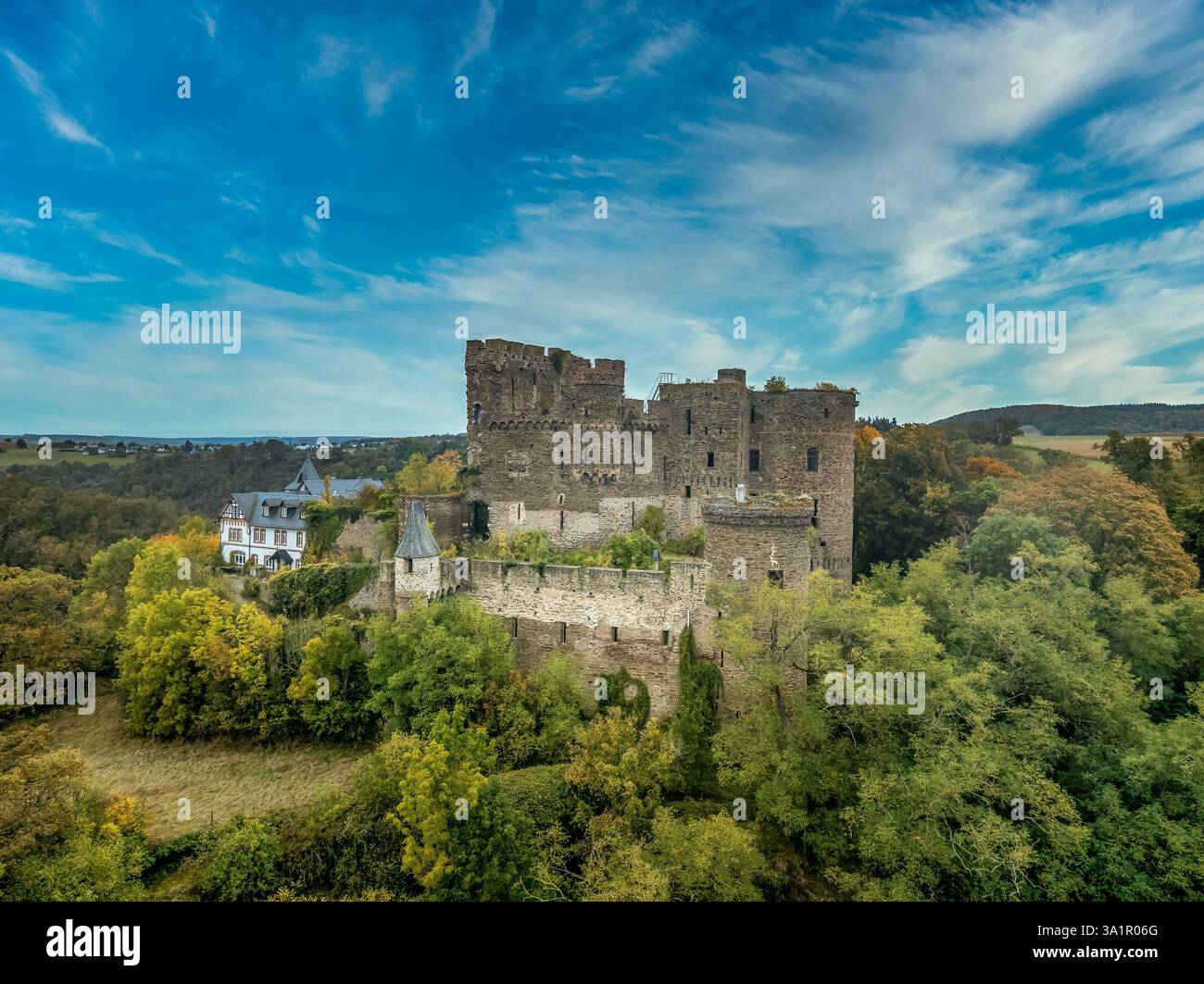 Majestätische Ruine der Burg Reichenberg: Ein historisches deutsches Wahrzeichen, das stolz auf die Zeit steht und einen Blick auf die mittelalterliche Pracht des dramatischen Himmels bietet Stockfoto