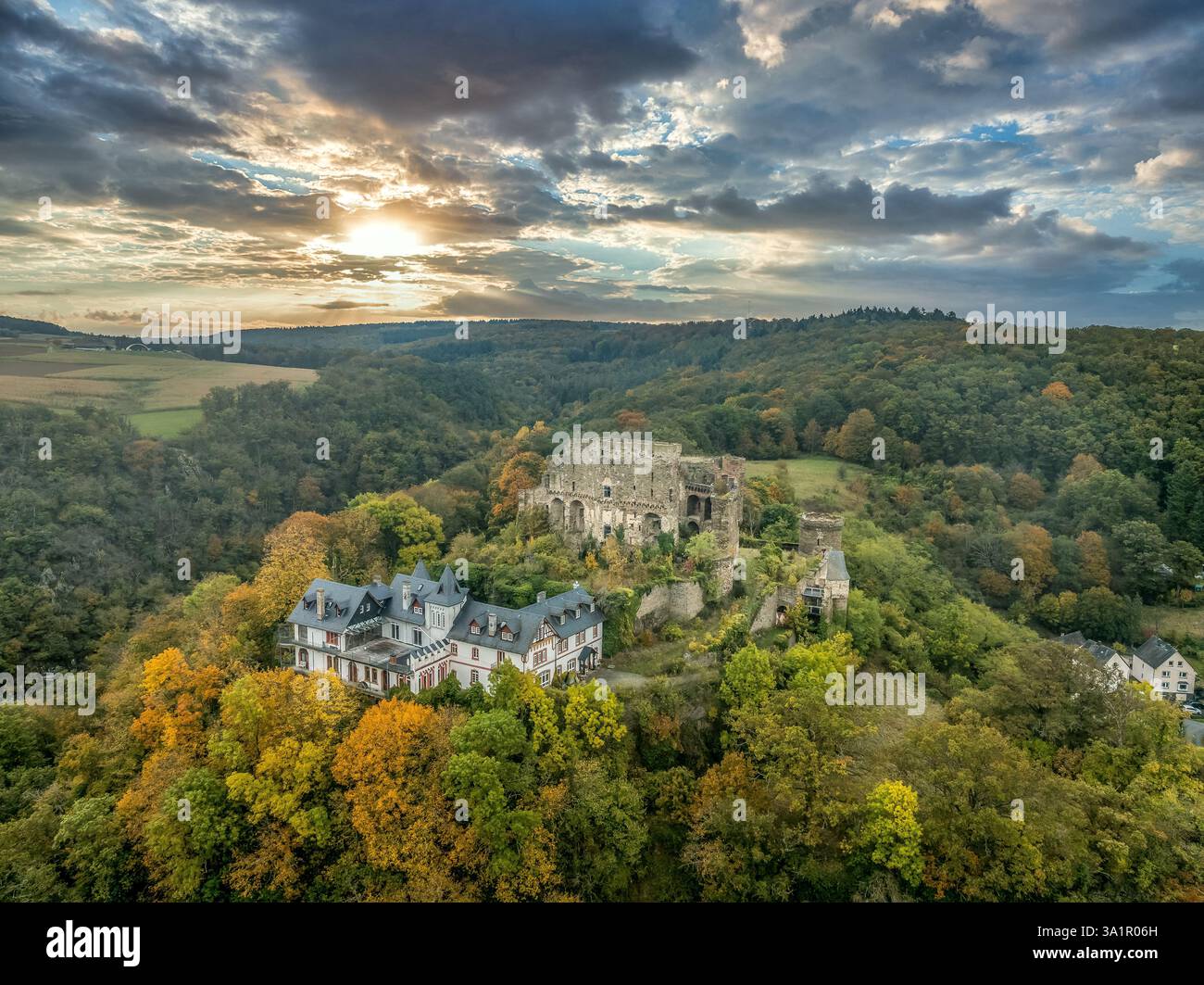 Majestätische Ruine der Burg Reichenberg: Ein historisches deutsches Wahrzeichen, das stolz auf die Zeit steht und einen Blick auf die mittelalterliche Pracht des dramatischen Himmels bietet Stockfoto