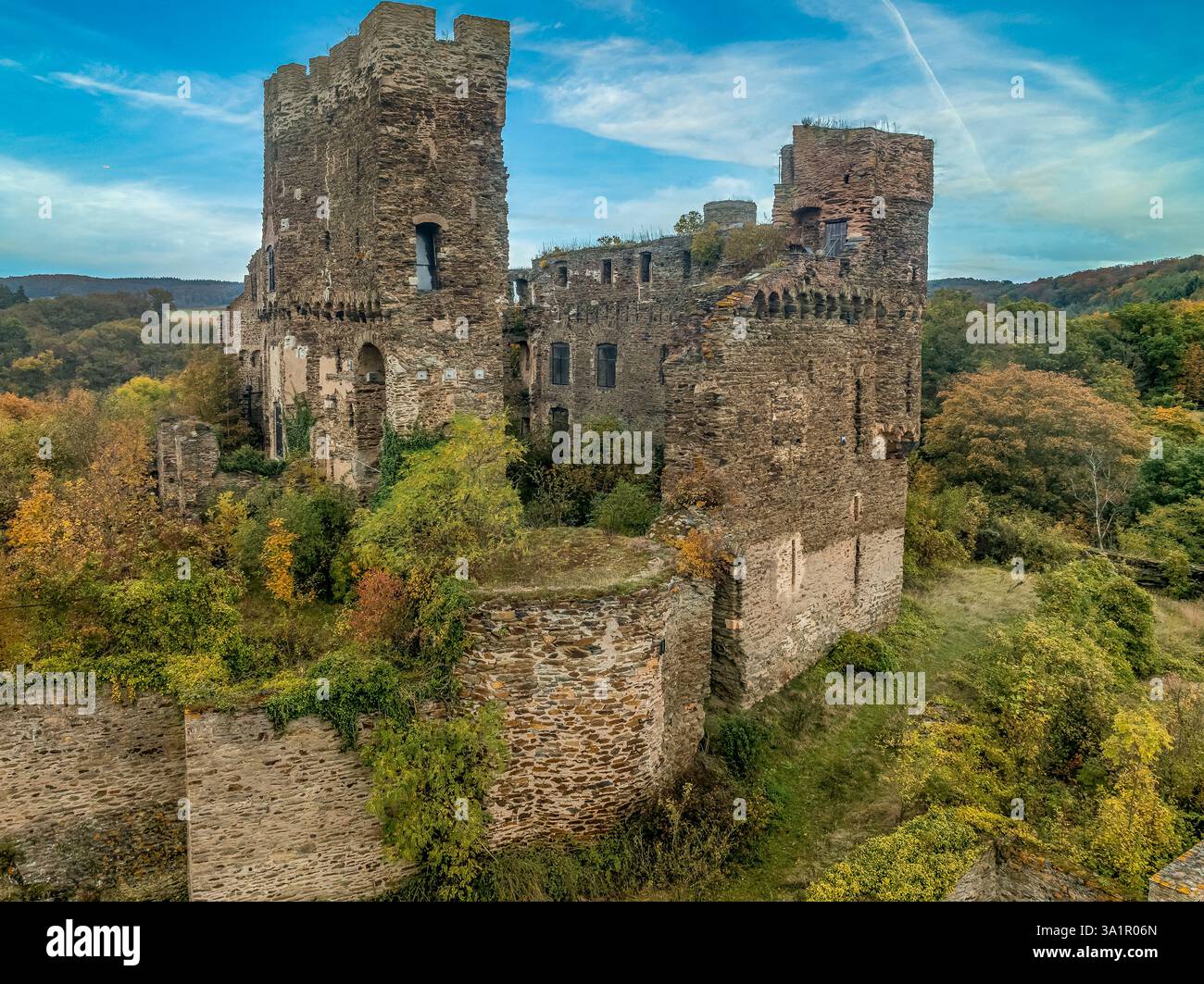 Majestätische Ruine der Burg Reichenberg: Ein historisches deutsches Wahrzeichen, das stolz auf die Zeit steht und einen Blick auf die mittelalterliche Pracht des dramatischen Himmels bietet Stockfoto