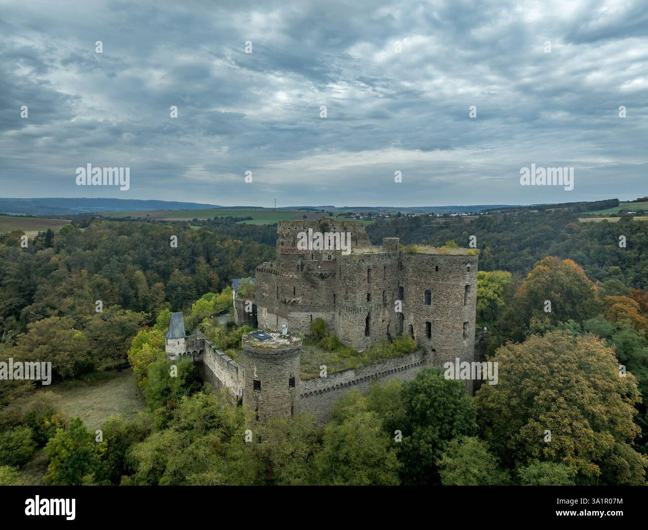 Majestätische Ruine der Burg Reichenberg: Ein historisches deutsches Wahrzeichen, das stolz auf die Zeit steht und einen Blick auf die mittelalterliche Pracht des dramatischen Himmels bietet Stockfoto
