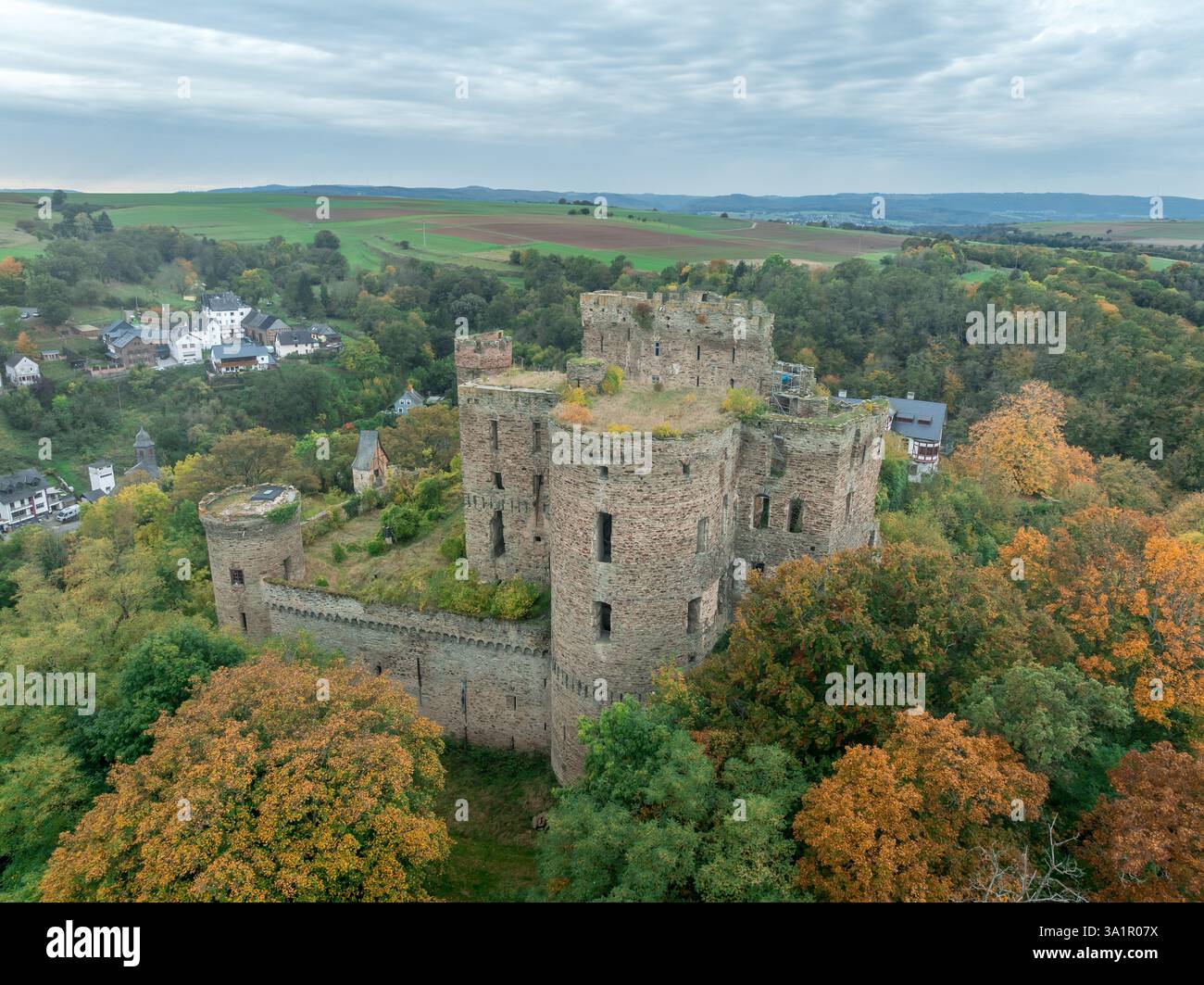 Majestätische Ruine der Burg Reichenberg: Ein historisches deutsches Wahrzeichen, das stolz auf die Zeit steht und einen Blick auf die mittelalterliche Pracht des dramatischen Himmels bietet Stockfoto