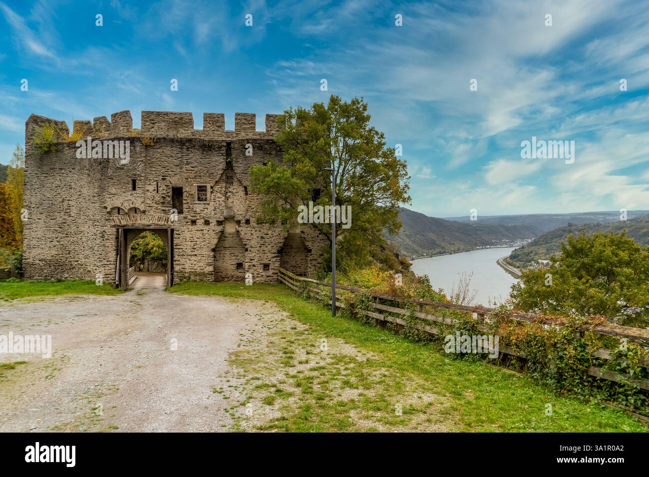 Sterrenbergs Blick: Eine geschichtsträchtige Festung mit Blick auf den Rhein, äußeres Burgtor Stockfoto