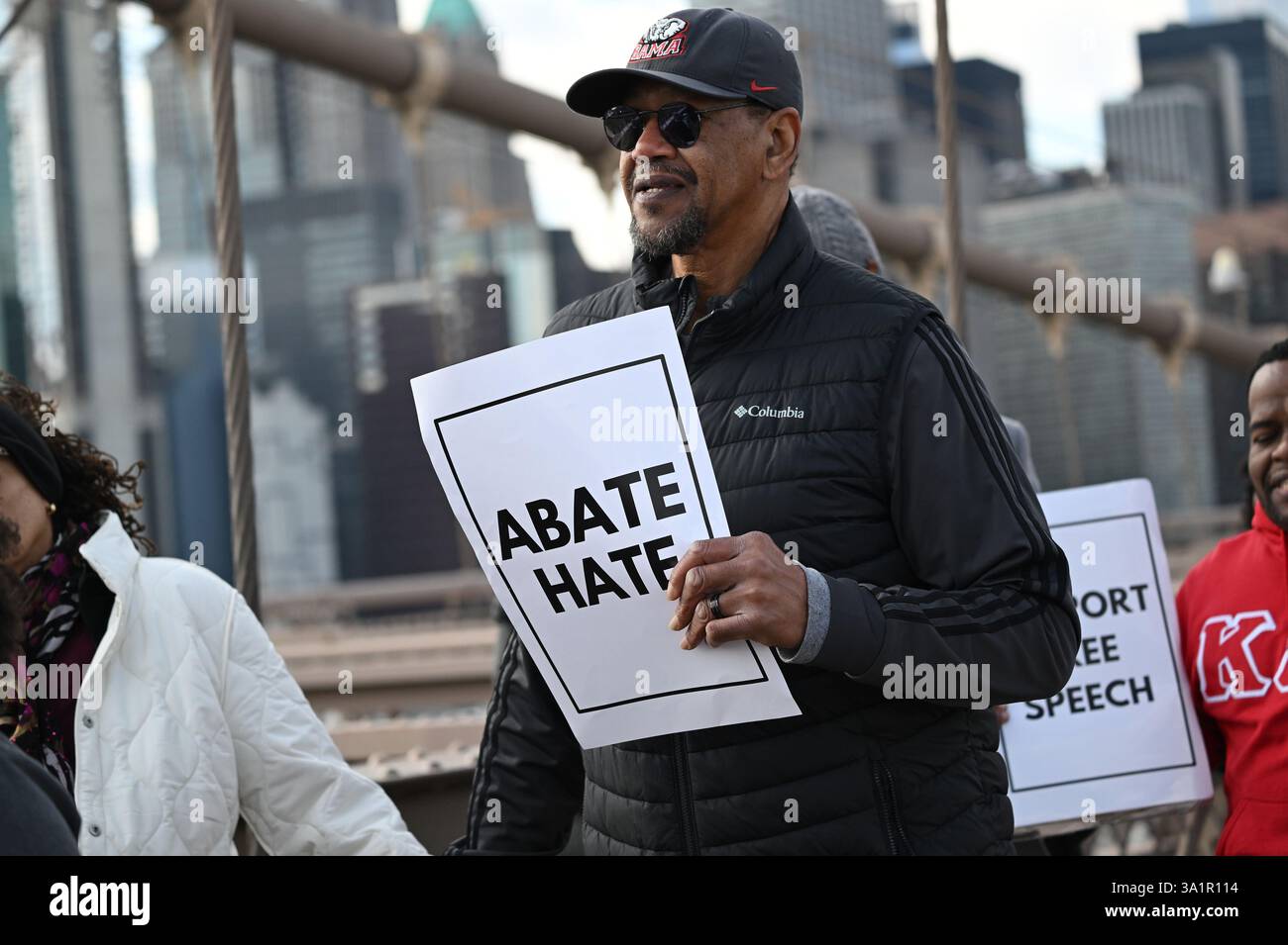 New York, USA. März 2025. Menschen nehmen an einem bürgerrechtsmarsch über die Brooklyn Bridge Teil, zu Ehren des 60. Jahrestages des „Bloody Sunday“, New York, NY, 9. März 2025. Am 7. März 1965 wurden Bürgerrechtsaktivisten, die gegen die Segregation im Süden protestierten, von Staatstruppen aus Alabama angegriffen, nachdem sie die Edmund Pettus Bridge in Selma, Alabama, überquerten. (Foto: Anthony Behar/SipaUSA) Credit: SIPA USA/Alamy Live News Stockfoto