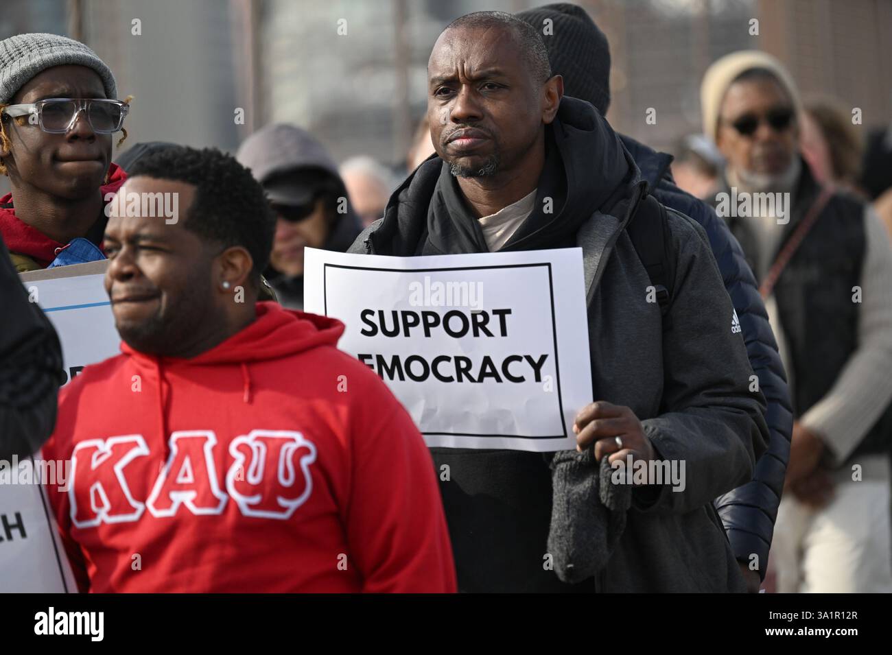 New York, USA. März 2025. Menschen nehmen an einem bürgerrechtsmarsch über die Brooklyn Bridge Teil, zu Ehren des 60. Jahrestages des „Bloody Sunday“, New York, NY, 9. März 2025. Am 7. März 1965 wurden Bürgerrechtsaktivisten, die gegen die Segregation im Süden protestierten, von Staatstruppen aus Alabama angegriffen, nachdem sie die Edmund Pettus Bridge in Selma, Alabama, überquerten. (Foto: Anthony Behar/SipaUSA) Credit: SIPA USA/Alamy Live News Stockfoto