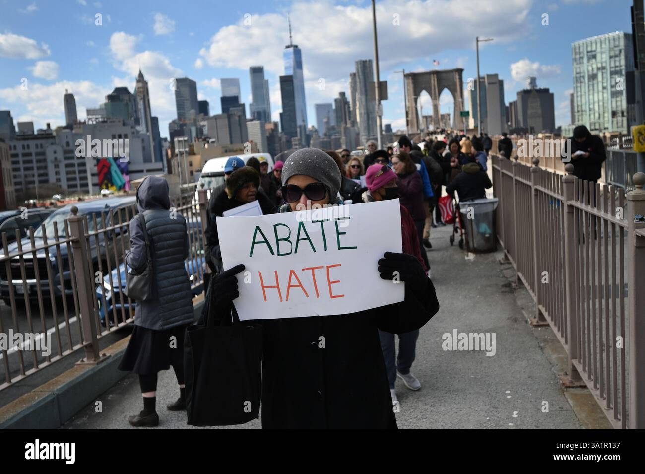 New York, USA. März 2025. Menschen nehmen an einem bürgerrechtsmarsch über die Brooklyn Bridge Teil, zu Ehren des 60. Jahrestages des „Bloody Sunday“, New York, NY, 9. März 2025. Am 7. März 1965 wurden Bürgerrechtsaktivisten, die gegen die Segregation im Süden protestierten, von Staatstruppen aus Alabama angegriffen, nachdem sie die Edmund Pettus Bridge in Selma, Alabama, überquerten. (Foto: Anthony Behar/SipaUSA) Credit: SIPA USA/Alamy Live News Stockfoto