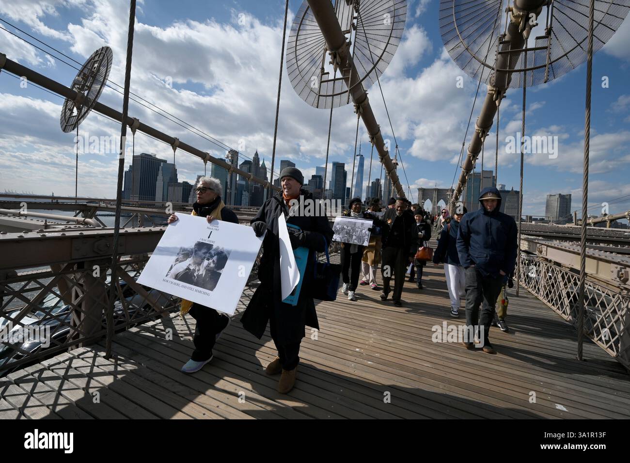 New York, USA. März 2025. Menschen nehmen an einem bürgerrechtsmarsch über die Brooklyn Bridge Teil, zu Ehren des 60. Jahrestages des „Bloody Sunday“, New York, NY, 9. März 2025. Am 7. März 1965 wurden Bürgerrechtsaktivisten, die gegen die Segregation im Süden protestierten, von Staatstruppen aus Alabama angegriffen, nachdem sie die Edmund Pettus Bridge in Selma, Alabama, überquerten. (Foto: Anthony Behar/SipaUSA) Credit: SIPA USA/Alamy Live News Stockfoto