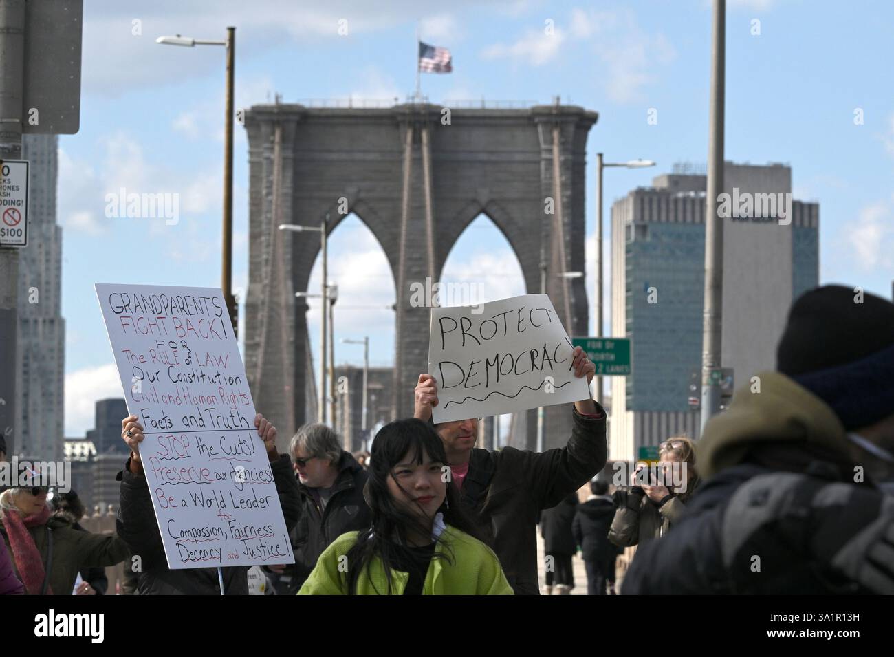 New York, USA. März 2025. Menschen nehmen an einem bürgerrechtsmarsch über die Brooklyn Bridge Teil, zu Ehren des 60. Jahrestages des „Bloody Sunday“, New York, NY, 9. März 2025. Am 7. März 1965 wurden Bürgerrechtsaktivisten, die gegen die Segregation im Süden protestierten, von Staatstruppen aus Alabama angegriffen, nachdem sie die Edmund Pettus Bridge in Selma, Alabama, überquerten. (Foto: Anthony Behar/SipaUSA) Credit: SIPA USA/Alamy Live News Stockfoto