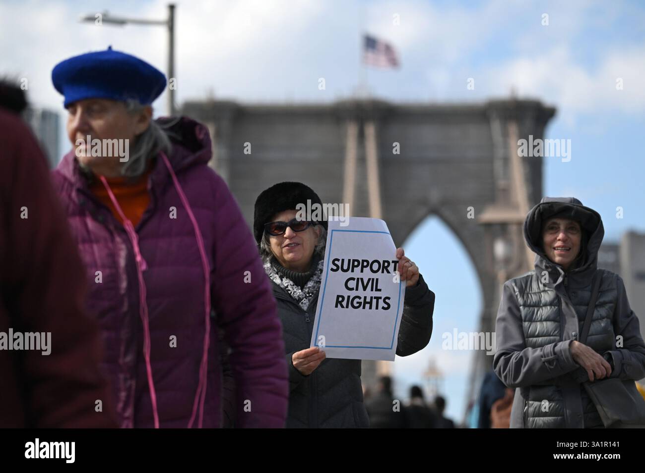 New York, USA. März 2025. Menschen nehmen an einem bürgerrechtsmarsch über die Brooklyn Bridge Teil, zu Ehren des 60. Jahrestages des „Bloody Sunday“, New York, NY, 9. März 2025. Am 7. März 1965 wurden Bürgerrechtsaktivisten, die gegen die Segregation im Süden protestierten, von Staatstruppen aus Alabama angegriffen, nachdem sie die Edmund Pettus Bridge in Selma, Alabama, überquerten. (Foto: Anthony Behar/SipaUSA) Credit: SIPA USA/Alamy Live News Stockfoto