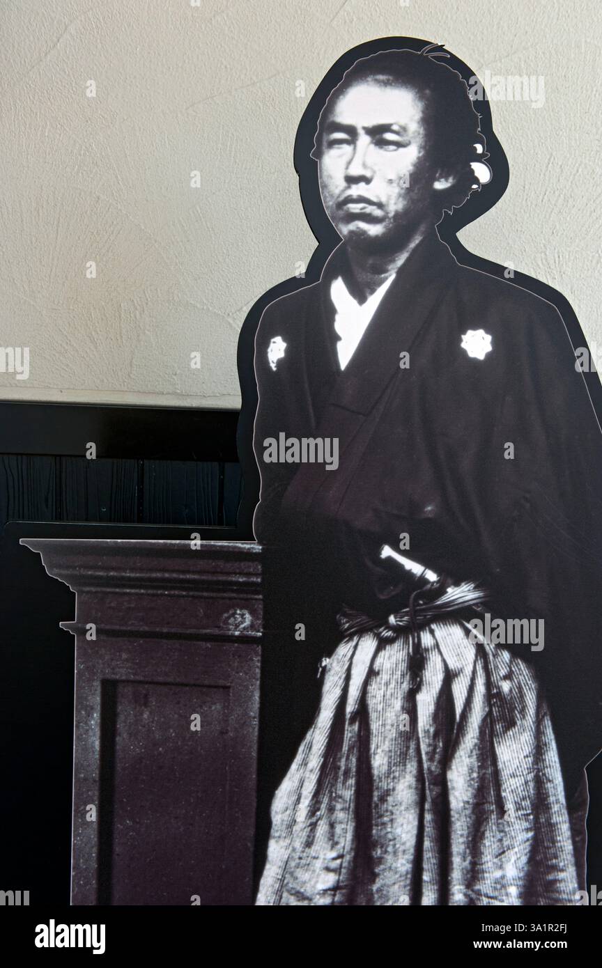 Historischer, lebensgroßer Schwarzweiß-Portrait-Fotoausschnitt des berühmten Samurai Sakamoto Ryoma, aufgenommen im späten 19. Jahrhundert, Fushimi, Kyoto, Japan Stockfoto