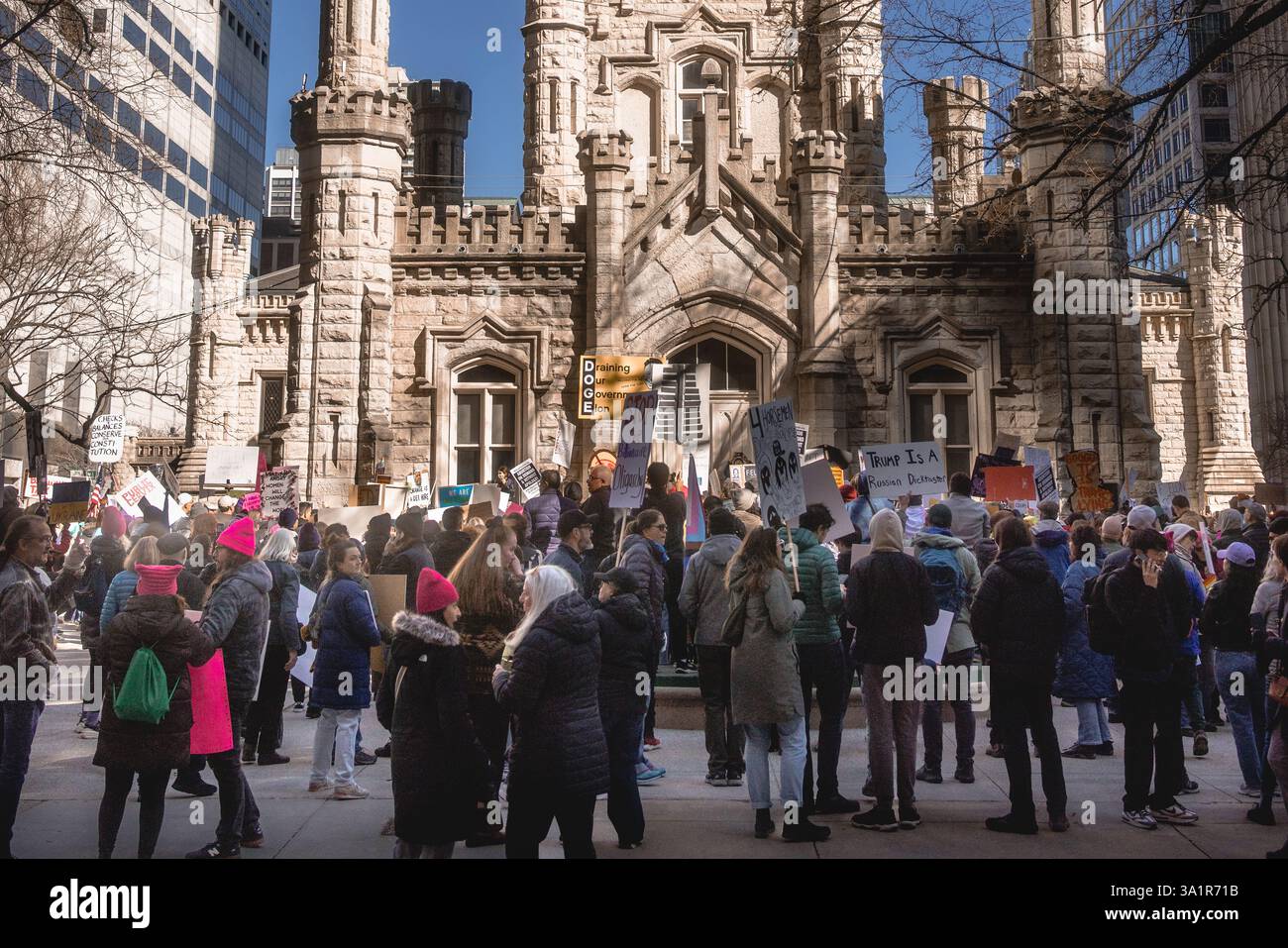 Chicago, USA. März 2025. Organisiert von mehreren Gruppen, darunter unteilbare Chicago, versammelten sich Demonstranten in der Innenstadt von Chicago und marschierten gegen die Politik von Elon Musk und Präsident Donald Trump ein. Nach Verhandlungen mit der Polizei von Chicago durften die Demonstranten zum Telsa-Händler in der Rush Street marschieren. Hunderte sangen vor den Türen von Tesla gegen Musk und DOGE. Quelle: JankPhoto/Alamy Live News. Stockfoto