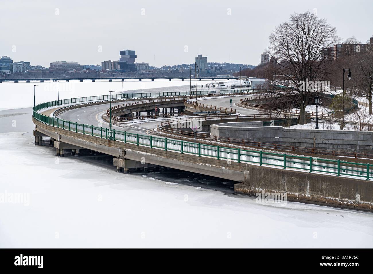 Boston, MA, USA - 11. Februar 2025 - Kurvenstraße am Rand des Charles River von der Long Fellow Bridge in Boston, MA im Winter, Charles River Co Stockfoto