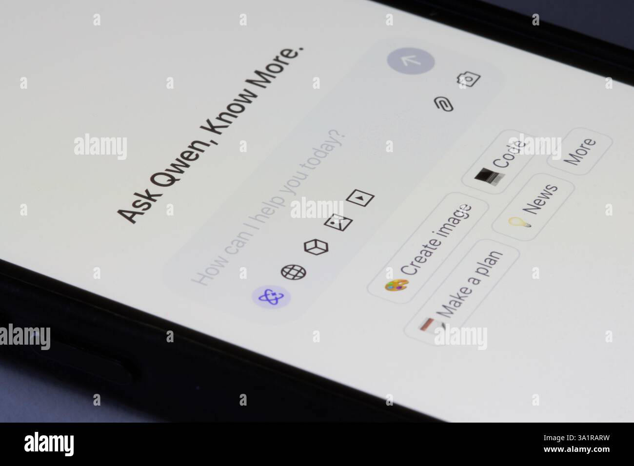 Die Benutzeroberfläche von Qwen Chat wird am 7. März 2025 auf seiner Website auf einem Smartphone angezeigt. Qwen ist eine Familie großer Sprachmodelle, die von Alibaba Cloud entwickelt wurden. Stockfoto