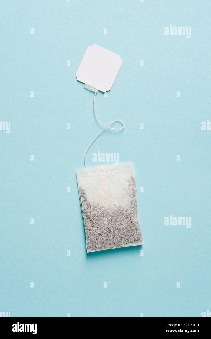 Draufsicht des Teebeutels auf blauem Hintergrund Stockfoto