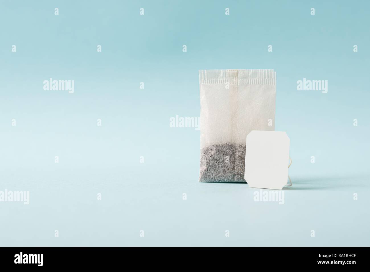 Draufsicht des Teebeutels auf blauem Hintergrund Stockfoto