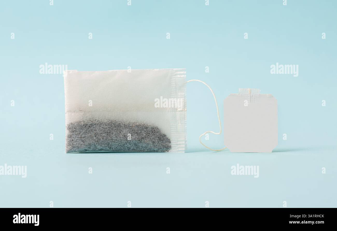 Draufsicht des Teebeutels auf blauem Hintergrund Stockfoto