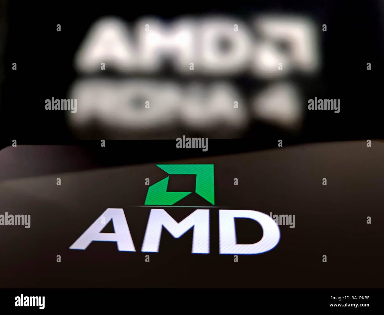 SUQIAN, CHINA - 10. MÄRZ 2025 - ein Foto zeigt ein AMD-LOGO in Suqian, Provinz Jiangsu, China am 10. März 2025. Stockfoto