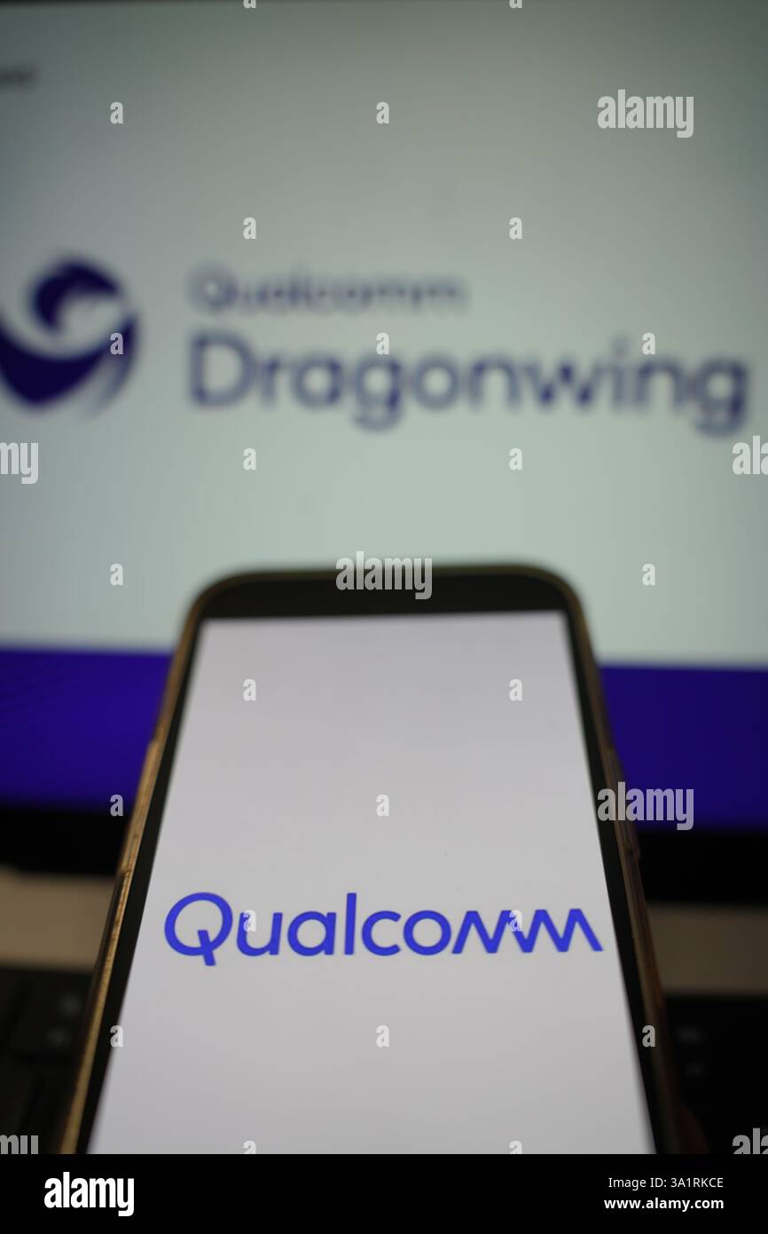 Roosendaal, Niederlande - 10. März 2025: Ein Mobiltelefon mit dem Logo von Qualcomm, auf der Website des Unternehmens wird das Produkt Dragonwing gezeigt Stockfoto