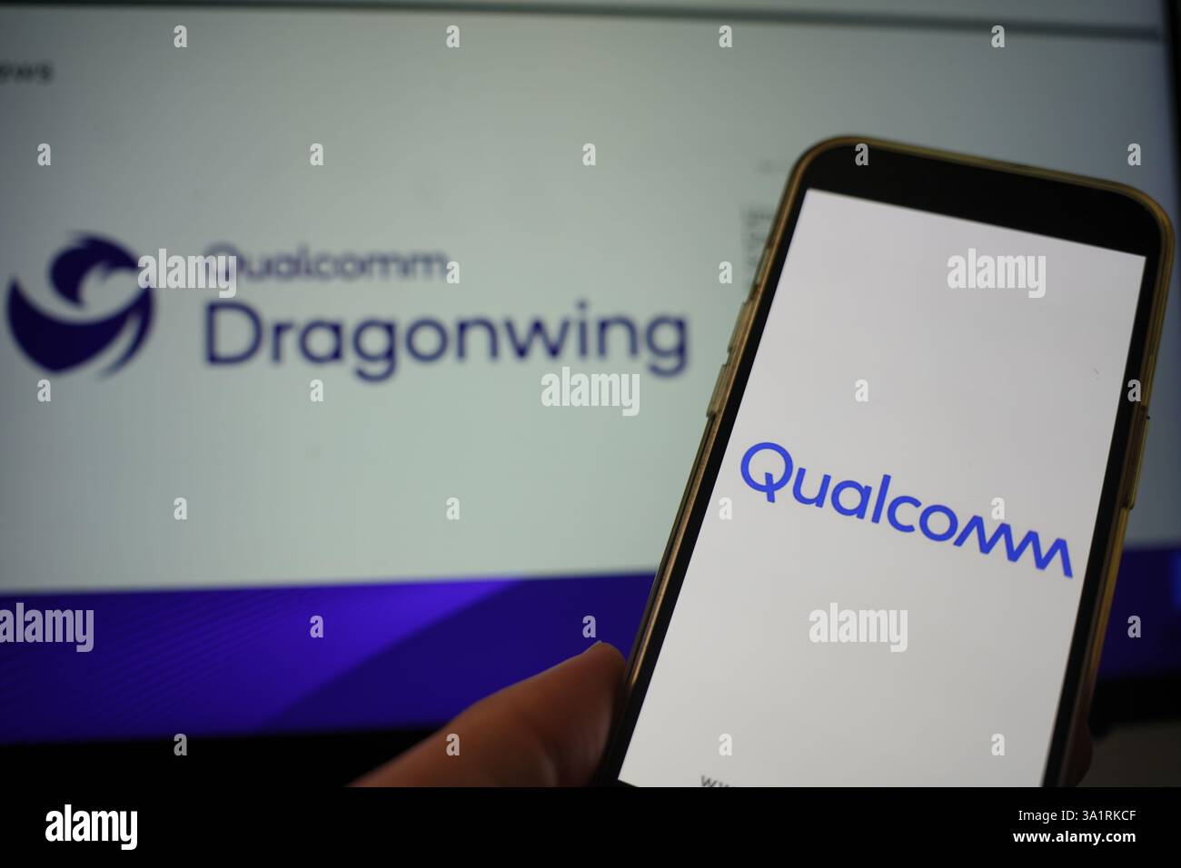 Roosendaal, Niederlande - 10. März 2025: Ein Mobiltelefon mit dem Logo von Qualcomm, auf der Website des Unternehmens wird das Produkt Dragonwing gezeigt Stockfoto