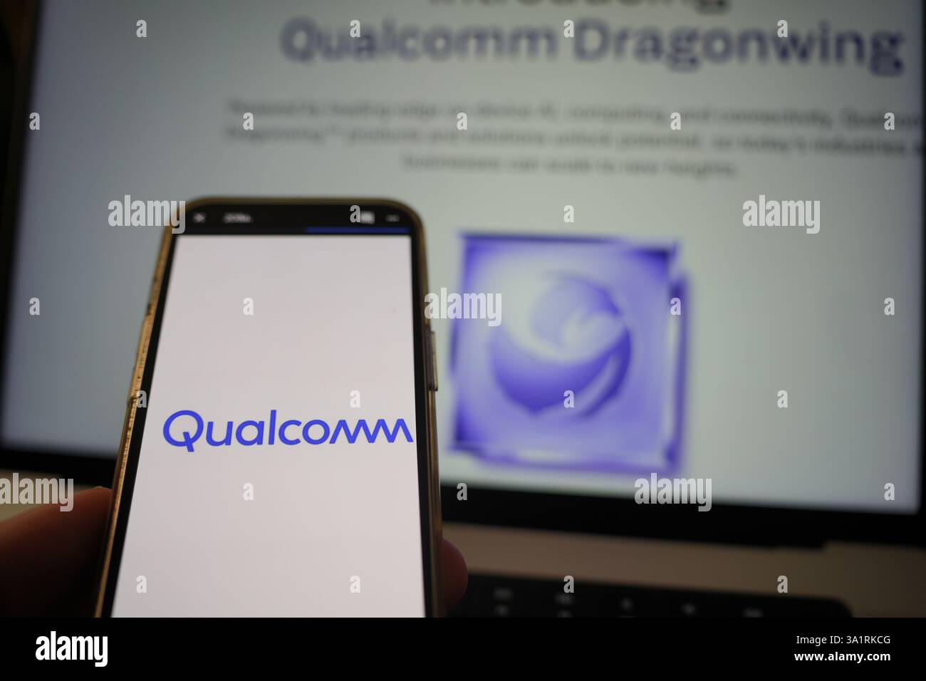 Roosendaal, Niederlande - 10. März 2025: Ein Mobiltelefon mit dem Logo von Qualcomm, auf der Website des Unternehmens wird das Produkt Dragonwing gezeigt Stockfoto