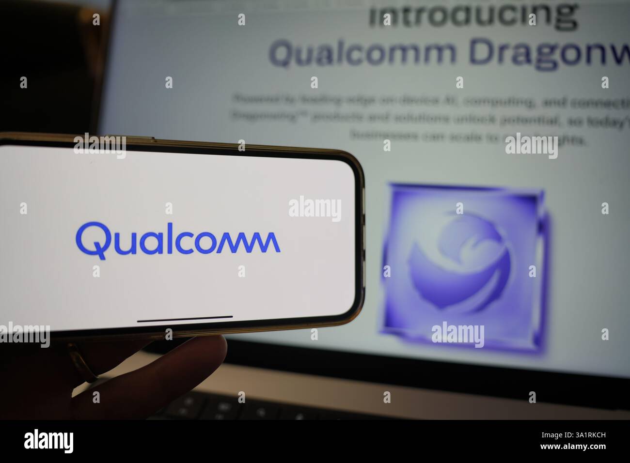 Roosendaal, Niederlande - 10. März 2025: Ein Mobiltelefon mit dem Logo von Qualcomm, auf der Website des Unternehmens wird das Produkt Dragonwing gezeigt Stockfoto