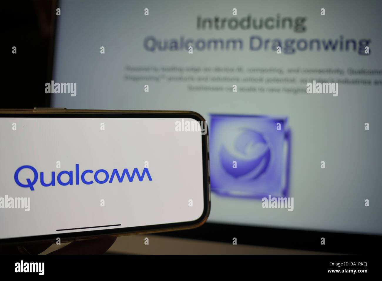 Roosendaal, Niederlande - 10. März 2025: Ein Mobiltelefon mit dem Logo von Qualcomm, auf der Website des Unternehmens wird das Produkt Dragonwing gezeigt Stockfoto