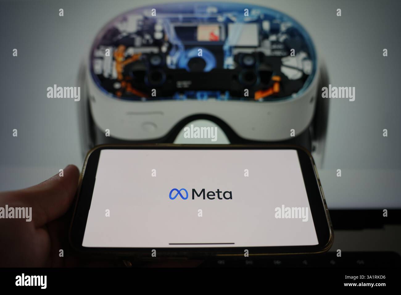 Roosendaal, Niederlande - 10. März 2025: Ein Mobiltelefon mit dem Logo von Meta, auf der Website des Unternehmens Meta Quest 3S im Backgr Stockfoto