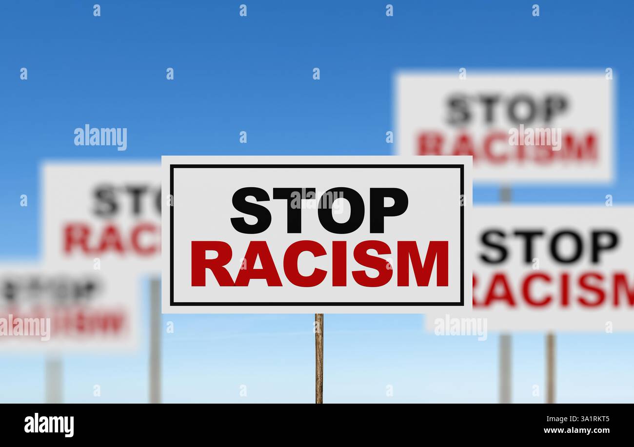 Schilder oder Plakate, die gegen Rassismus protestieren, mit der Botschaft stoppen Rassismus unter blauem Himmel. 3D-Rendering. Stockfoto